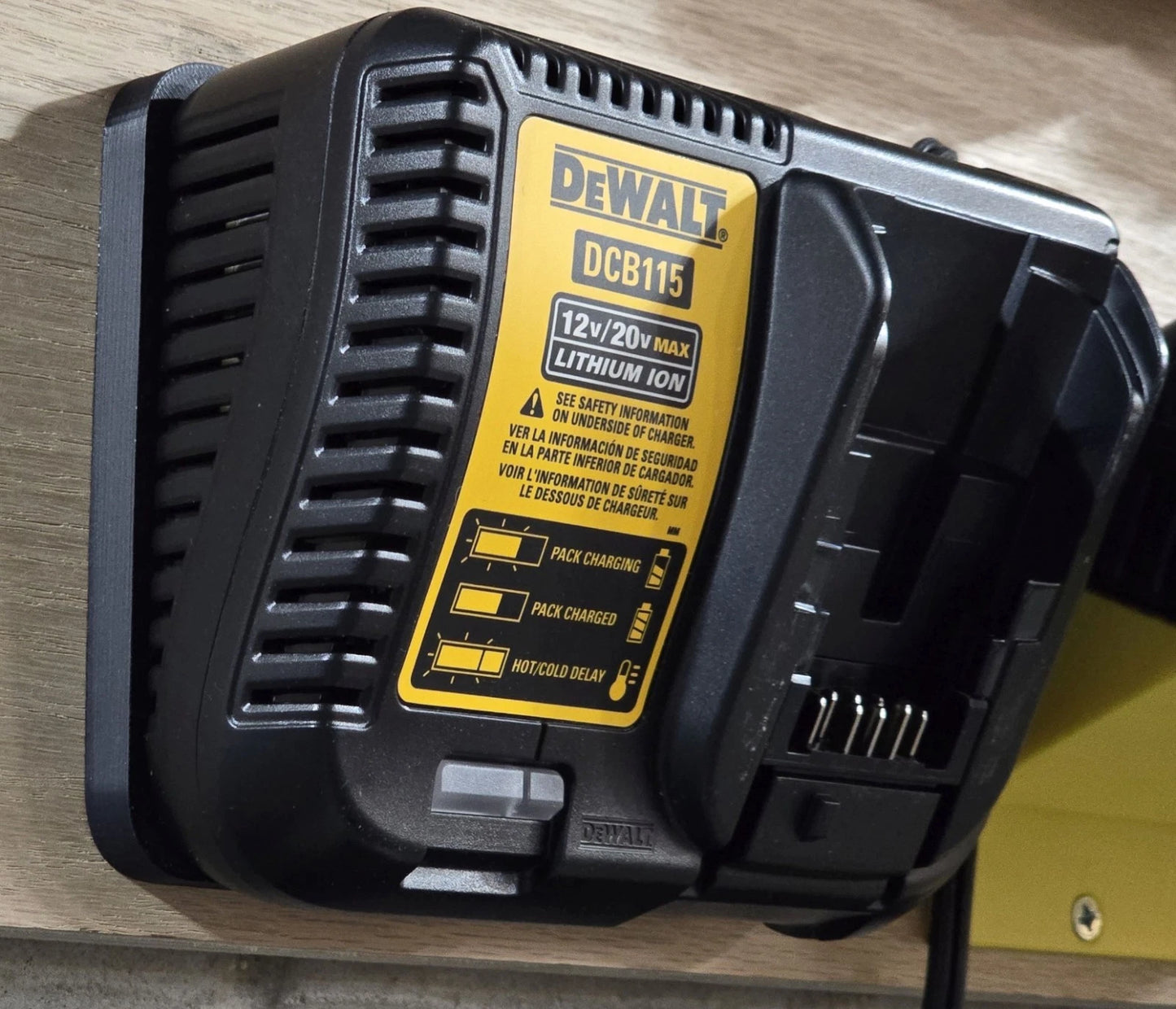 dewalt dcb115 wall-mount - flat